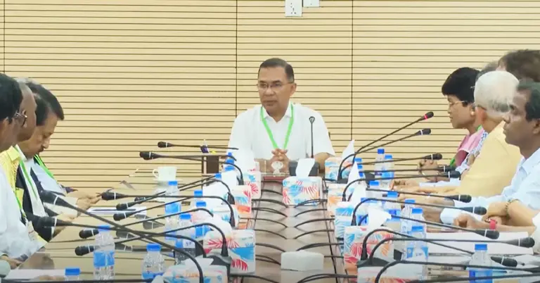 প্রধানমন্ত্রীর সঙ্গে বিশেষ সভায় বিভিন্ন ক্ষুদ্র নৃগোষ্ঠীর প্রতিনিধিরা